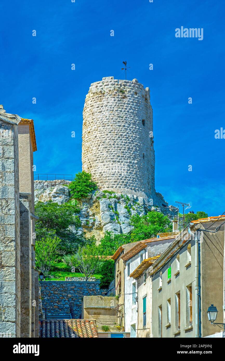 Tour Barberousse (Redbeard Tower) im Küstendorf Gruissan im französischen Aude-Departement Stockfoto