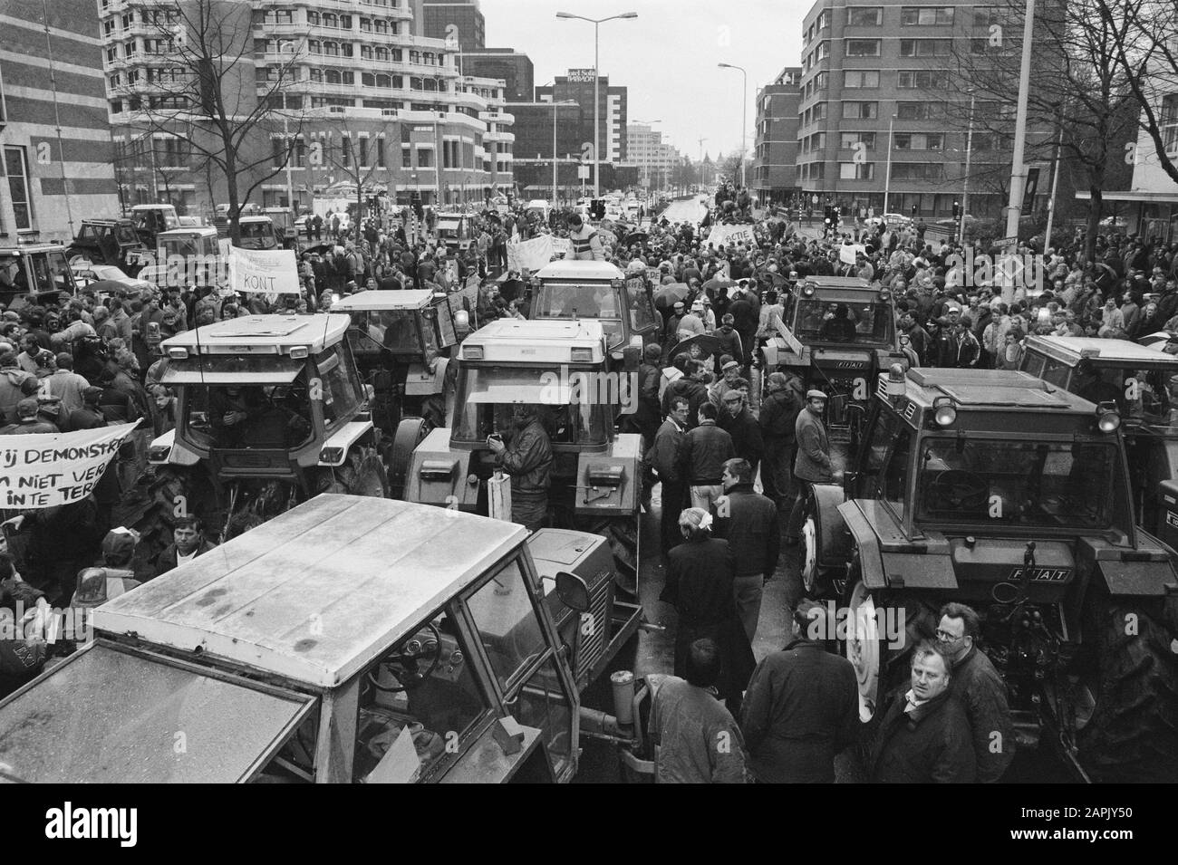 Landwirte demonstrieren in den Haag gegen die Landwirtschaftspolitik der Europäischen Gemeinschaft (EWG) Beschreibung: Demonstration von Landwirten mit Traktoren für das Landwirtschaftsministerium Datum: 1. März 1989 Standort: Den Haag, Zuid-Holland Schlüsselwörter: Bauern, Demonstrationen, Ministerien, Traktoren Stockfoto