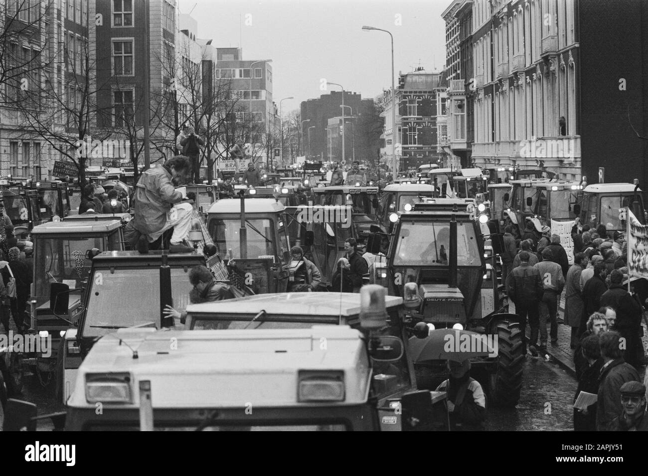 Landwirte demonstrieren in den Haag gegen die Landwirtschaftspolitik der Europäischen Gemeinschaft (EWG) Beschreibung: Demonstration von Landwirten, die Traktoren durch den Haag fahren Datum: 1. März 1989 Standort: Den Haag, Südholland Schlüsselwörter: Landwirte, Demonstrationen, Traktoren Stockfoto