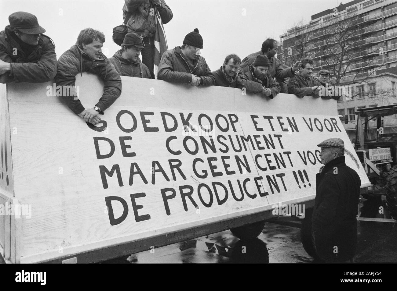 Bauern demonstrieren in den Haag gegen die Landwirtschaftspolitik der Europäischen Wirtschaftsgemeinschaft (EWG) Beschreibung: Demonstrierende Bauern hängen an einem Traktor mit Text zum Bannerdatum: 1. März 1989 Standort: Den Haag, Niederlande Zuid-Holland Schlüsselwörter: Bauern, Demonstrationen, Slogans, Ministerien, Banner Stockfoto