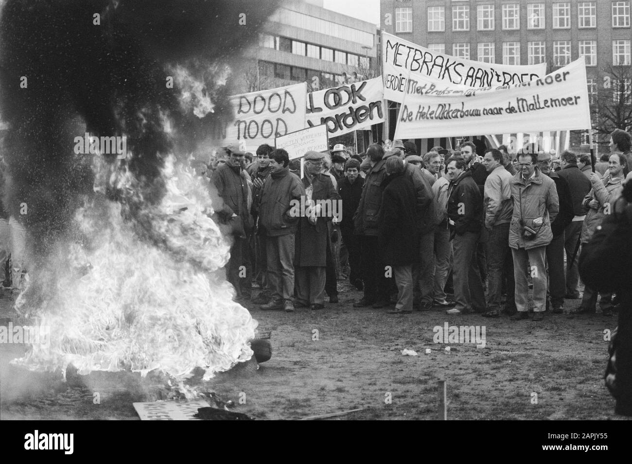 Landwirte demonstrieren in den Haag gegen die Landwirtschaftspolitik der Europäischen Wirtschaftsgemeinschaft (EWG) Beschreibung: Demonstration der Landwirte bei einem Brand Datum: 1. März 1989 Standort: Den Haag, Zuid-Holland Schlagwörter: Bauern, Demonstrationen, Slogans, Ministerien, Banner Stockfoto