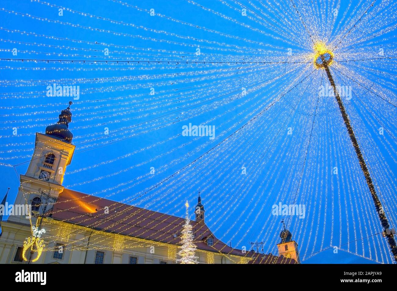 Weihnachtsmarkt und Dekorationsleuchten auf dem Hauptplatz von Sibiu, Siebenbürgen, Rumänien Stockfoto