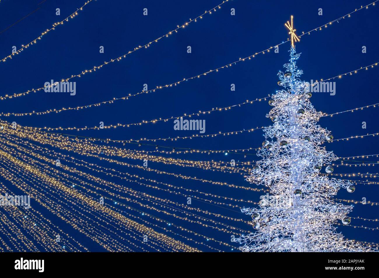 Elektrischer Weihnachtsbaum und Beleuchtung Stockfoto