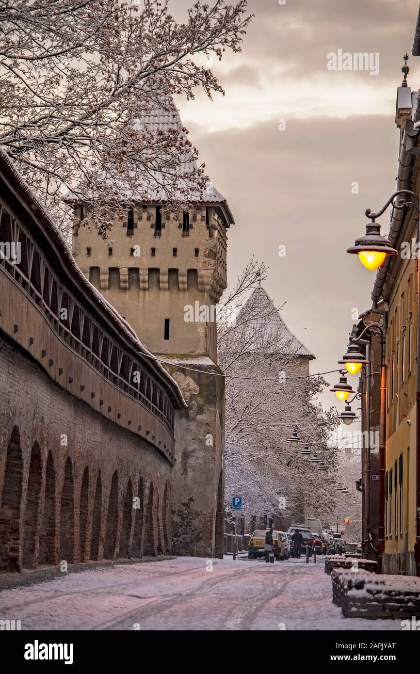 Sibiu, Siebenvaniam im Winter, Rumänien, Stadtmauer und Turm Stockfoto