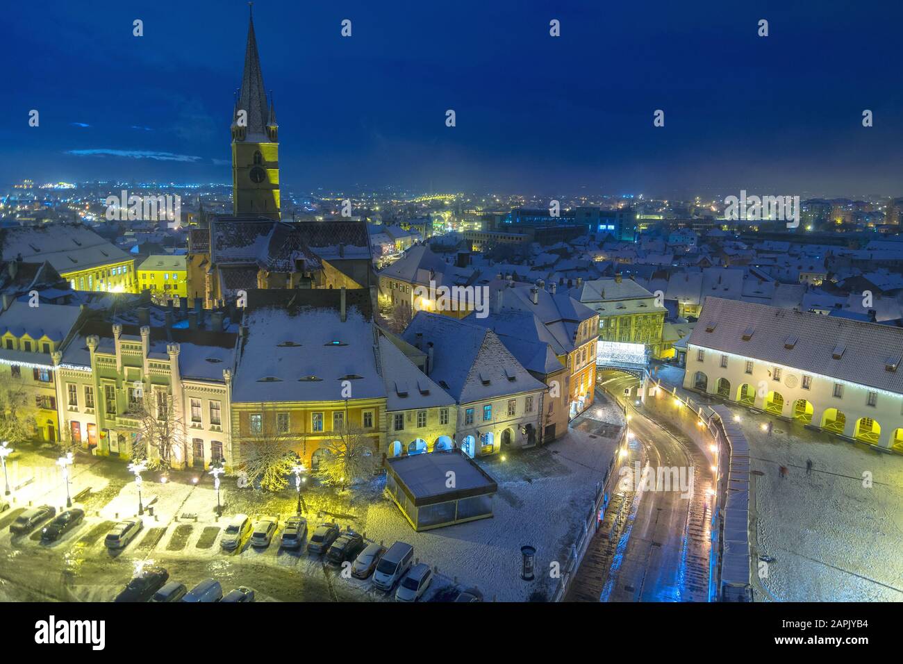 Winternacht in Sibiu, Siebenbürgen, Rumänien, rund um die Weihnachtszeit Stockfoto
