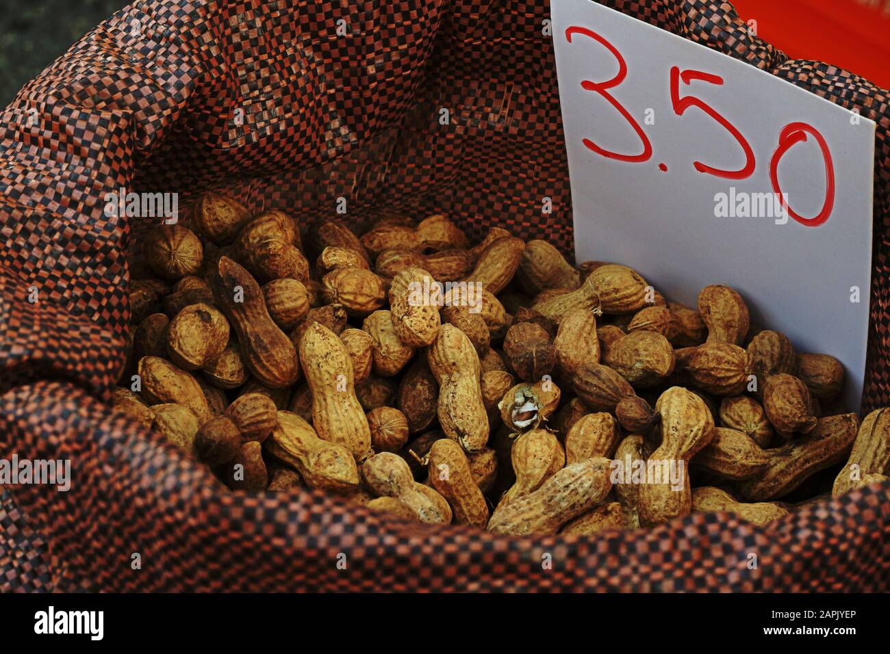 Erdnüsse in Husken im Sack mit Preis in Euro Stockfoto