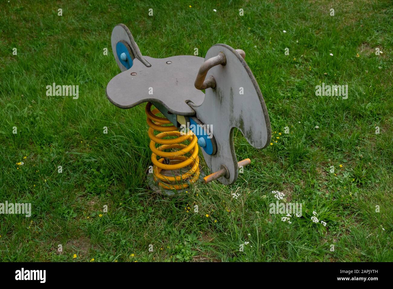 Ein Federkipper für Kinder auf einer Wiese Stockfoto