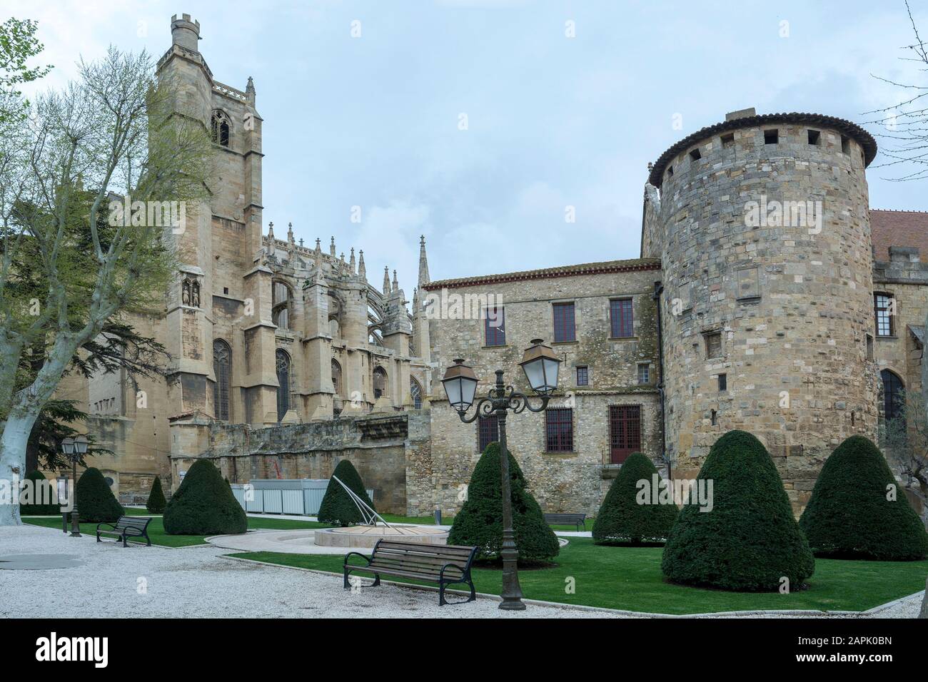 Narbonne unvollendete gothische römisch-katholische Kathedrale der Heiligen Justus und Pastor, Park und alter Verteidigungsturm Stockfoto