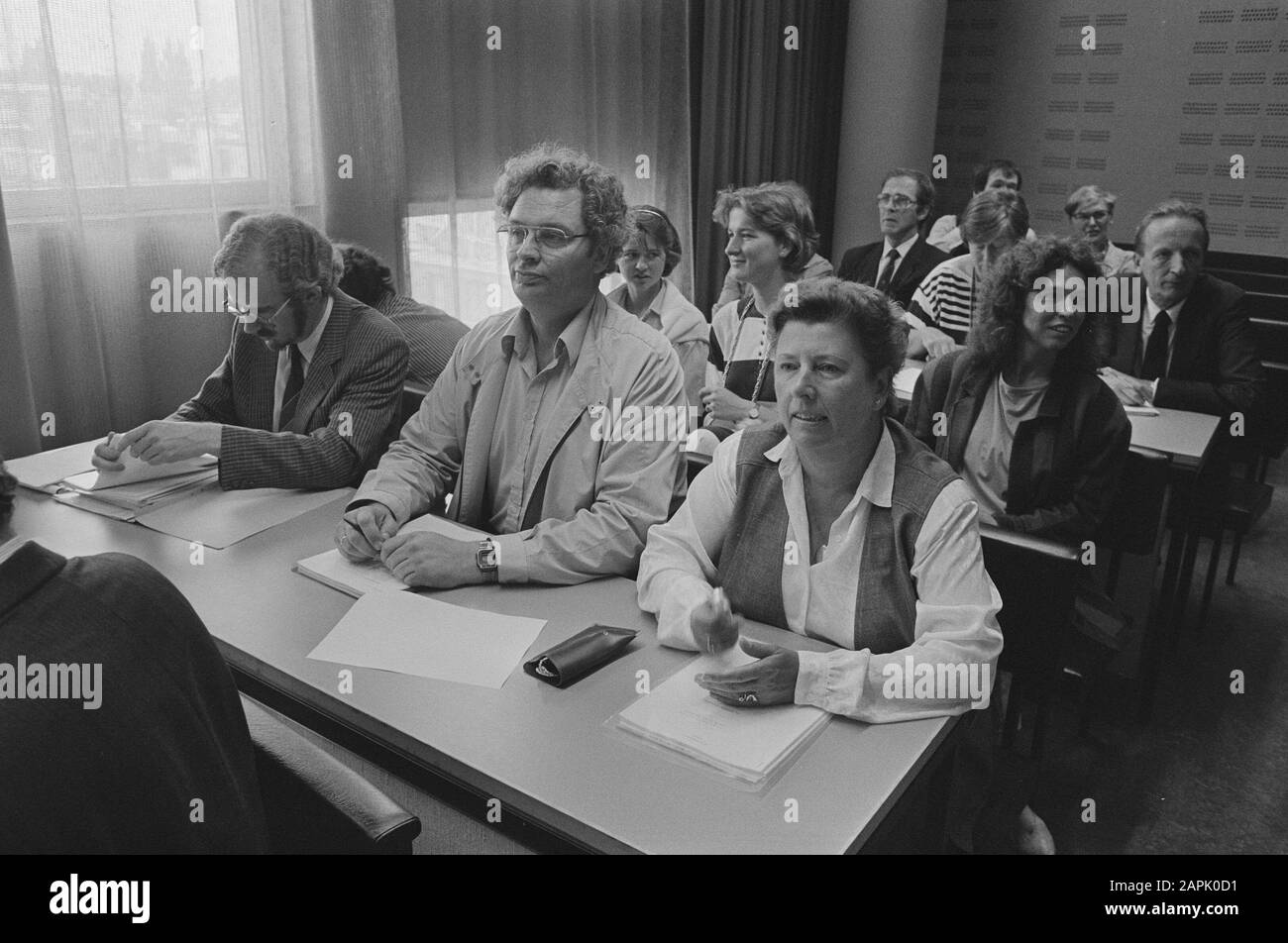 Den Haag, einstweilige Verfahren Gemeinde Hilversum gegen den staatlichen Verkauf Compilite mit zwei Linien von Mondriaan; Frau Wijers und Van Dam, Hintergrund Pierre Datum: 2. Juli 1987 Ort: Den Haag, Hilversum Stichwörter: GEDING, Gemeinden Personenname: Janssen, Pierre Name Der Institution: WIJERS Stockfoto