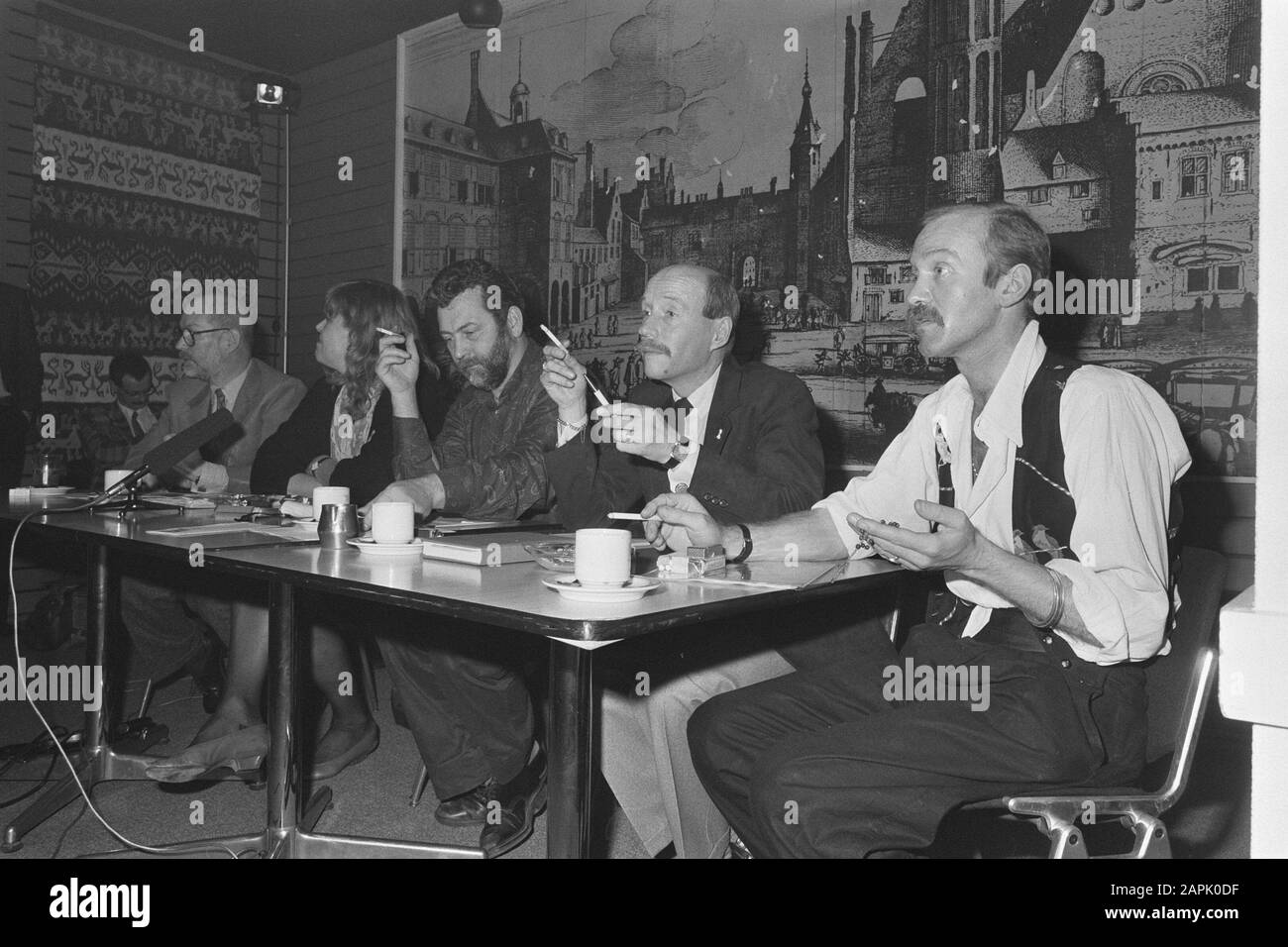 Den Haag, Pressekonferenzverband People Met AIDS or ARC; Jeanette Kok, Joop van der Linde Harry Hogerhorst und Kees Vrisekoop Datum: 29. Januar 1987 Ort: Den Haag, Zuid-Holland Schlüsselwörter: Pressekonferenzen, Vorsitzende Personenname: AIDS Stockfoto