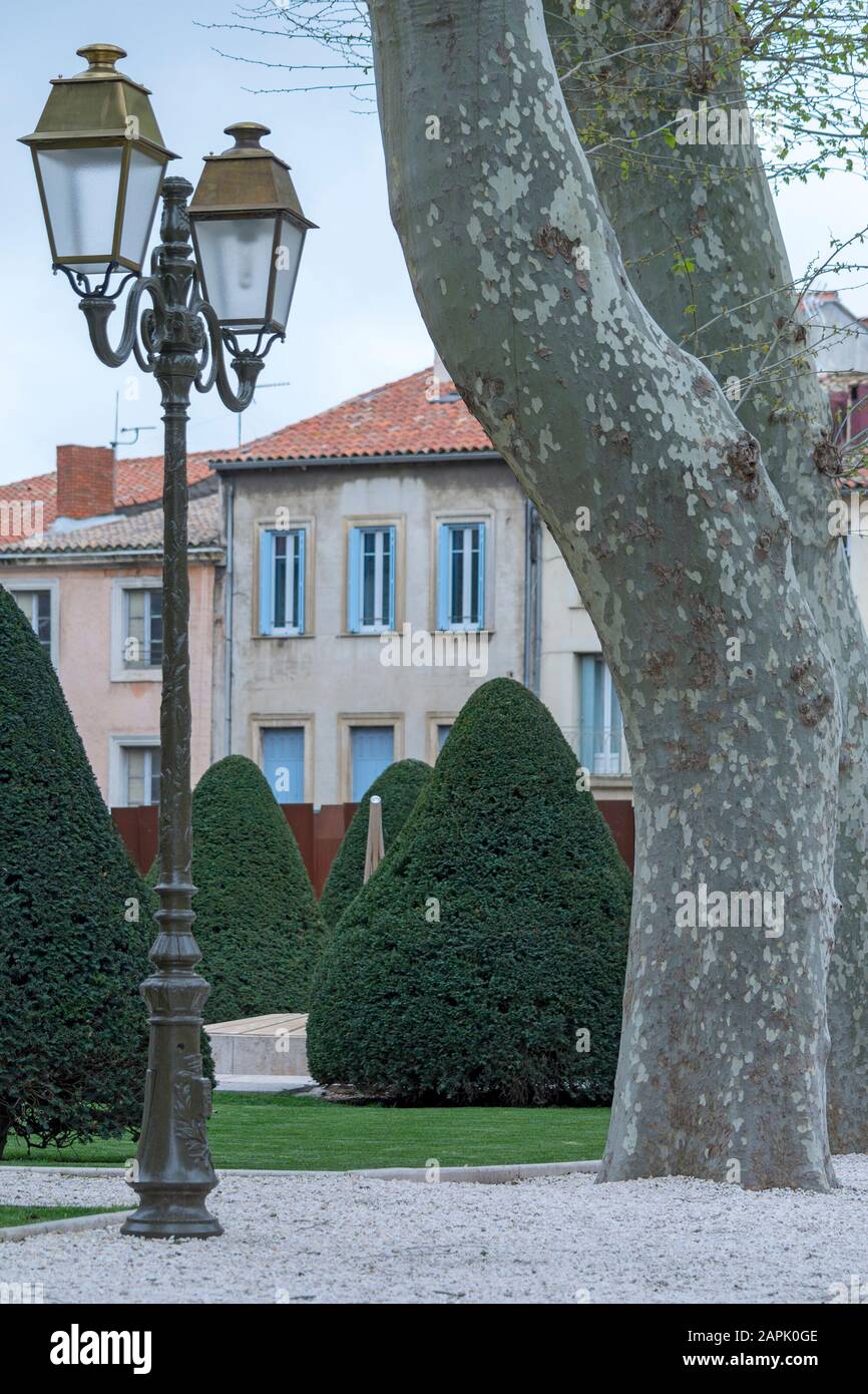 Park in Narbonne, Frankreich, öffentliche Laterne und Platanen Stockfoto