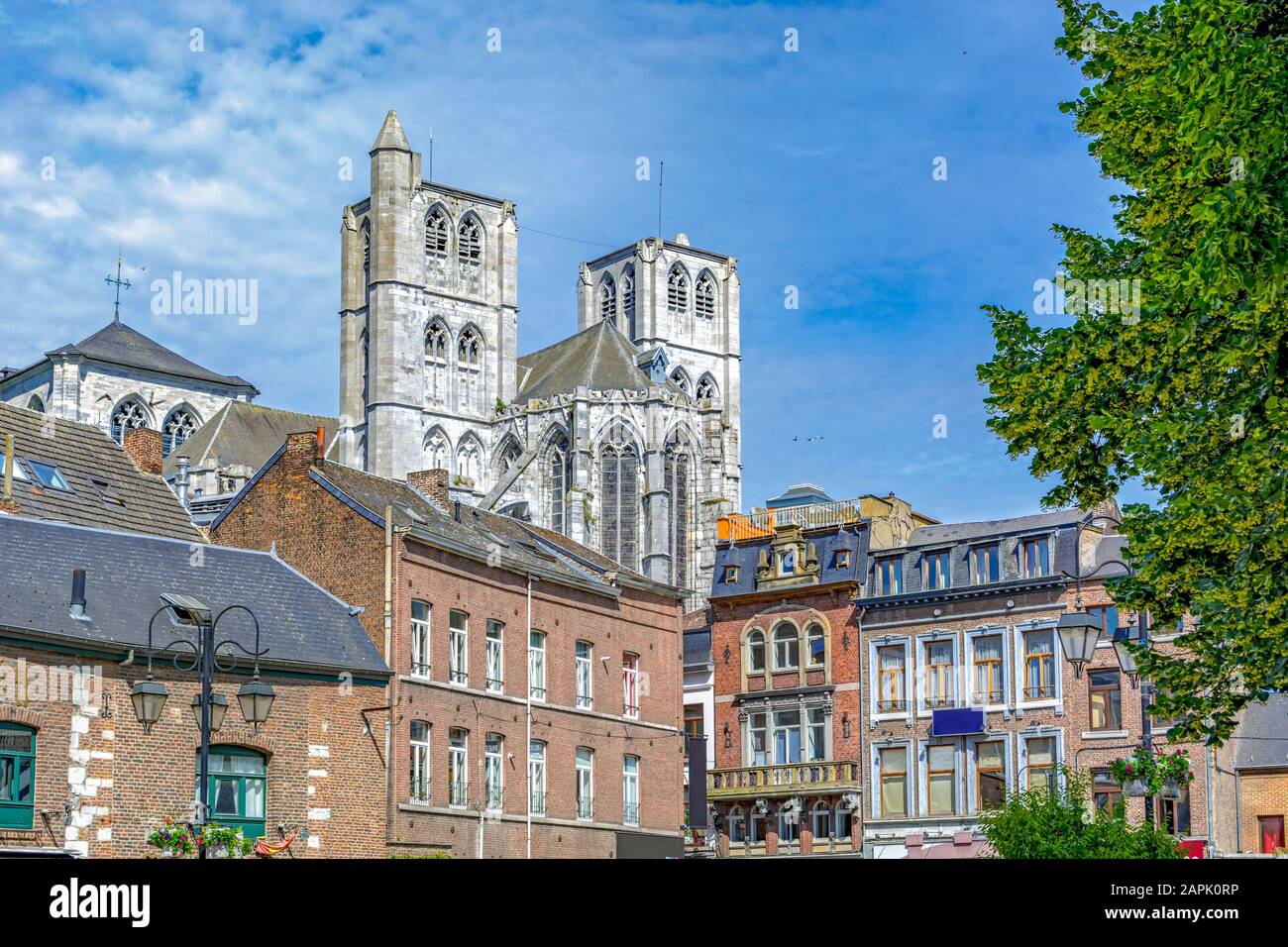 Huy in Belgien, Wallonische Region, die gothische Kirche Notre-Dame und alte Gebäude Stockfoto