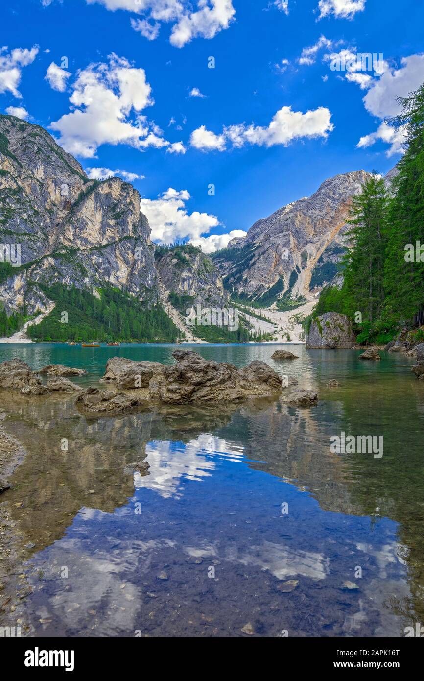 Braies Lake. Bunte Sommerlandschaft in den italienischen Alpen, Naturpark Fanes-Sennen-Prags, Alpine, Italien, Europa. Stockfoto