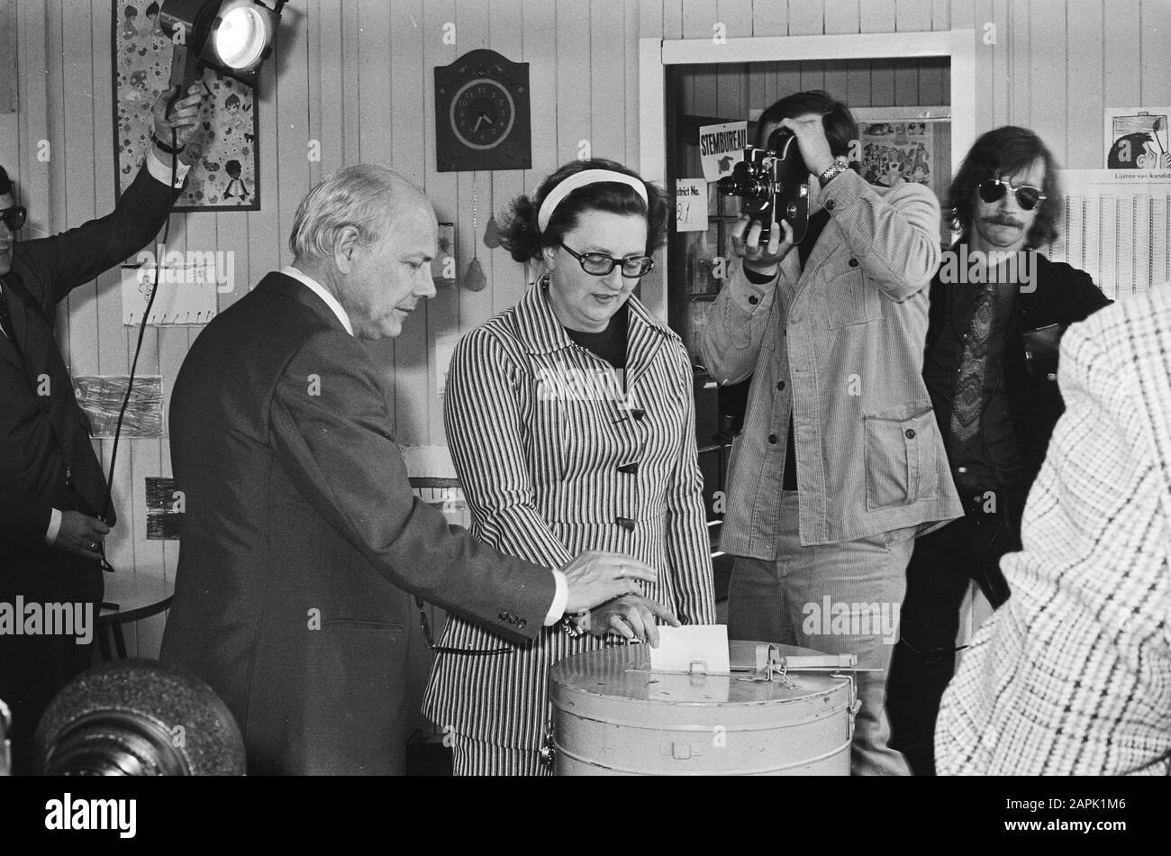 Den Uyl und seine Frau stimmen in Amsterdam ab Beschreibung: Den Uyl und seine Frau bei der Abstimmung Datum: 28. April 1971 Ort: Amsterdam, Noord-Holland Schlüsselwörter: Parlamentarier, Stimmzettel, Wahlräume, Wahlen persönlicher Name: Uyl, Joop den, Uyl-van Vessem, Liesbeth den Stockfoto