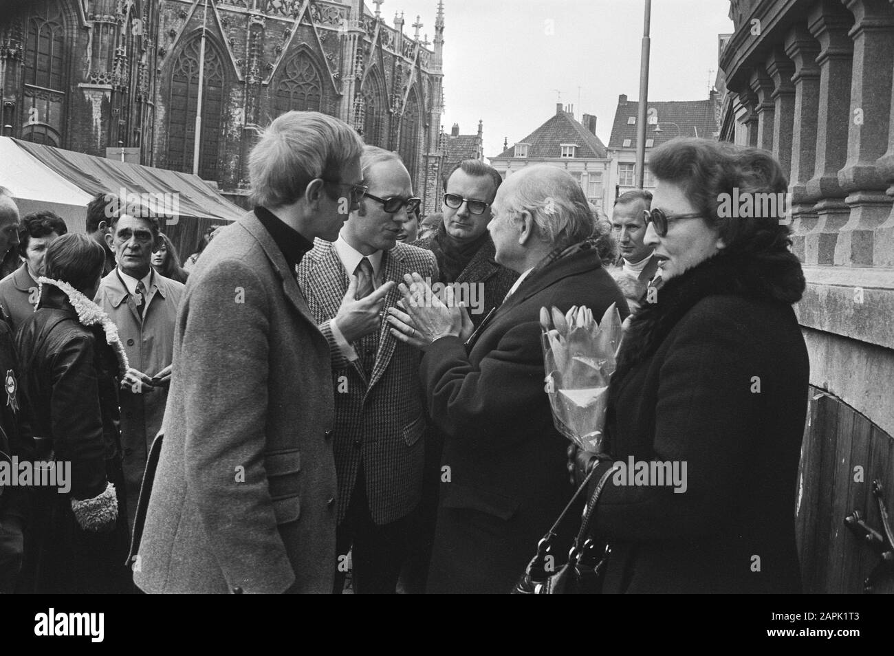 Joop den Uyl in Breda mit einem Wohnwagen auf Wahltour zur PvdA Beschreibung: Den Uyl im Gespräch mit Umstehenden, rechts Liesbeth den Uyl-Van Vessem Datum: 26. März 1971 Ort: Breda, Noord-Brabant Schlüsselwörter: Parlamentarier, Touren, Wahlen persönlicher Name: Uyl, Joop den, Uyl-van Vessem, Liesbeth, Ptionden Institutiona: Name: Pva Stockfoto