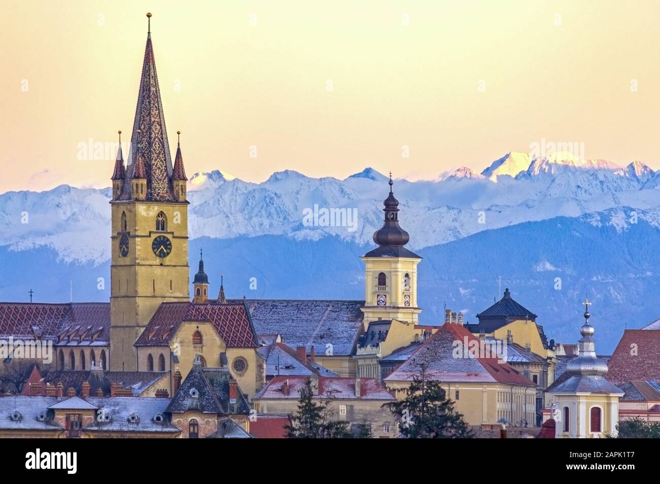 Sibiu, Siebenbürgen, Rumänien, Stadtbild im Winter mit Karpaten im Hintergrund Stockfoto