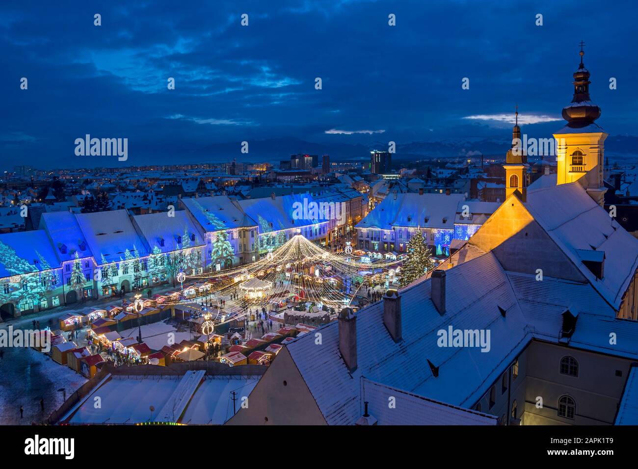 Weihnachtsmarkt und Dekorationsleuchten auf dem Hauptplatz von Sibiu, Siebenbürgen, Rumänien Stockfoto