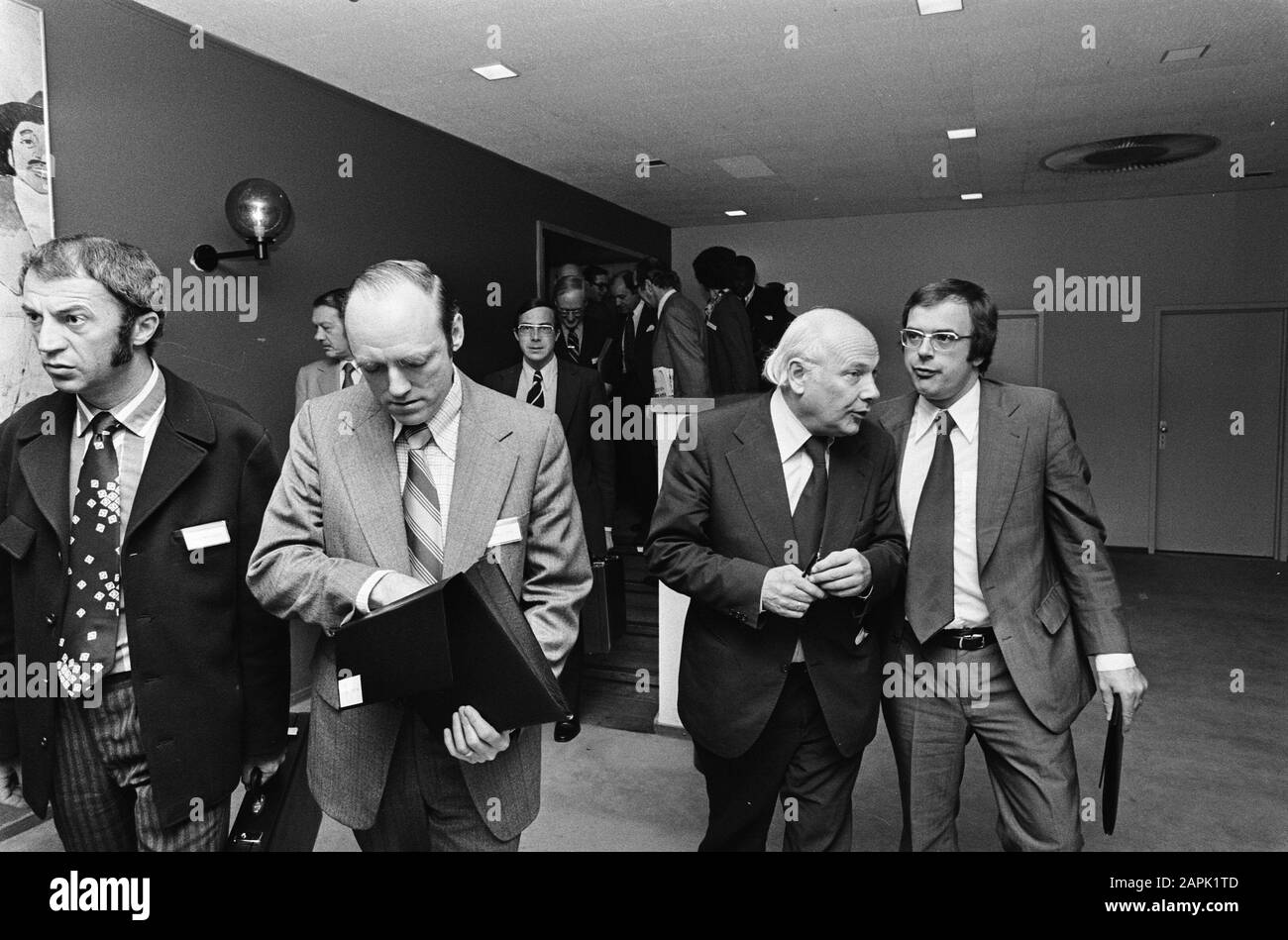 Symposion in den Haag zur neuen Internationalen Wirtschaftsordnung Beschreibung: Den Uyl im Gespräch mit Pronk (rechts) Datum: 23. Mai 1975 Ort: Den Haag, Zuid-Holland Schlüsselwörter: Minister-Präsidenten, Minister persönlicher Name: Pronk, Jan, Uyl, Joop den Stockfoto