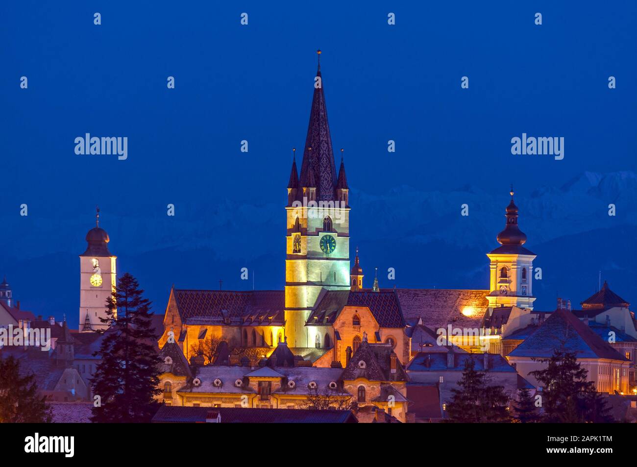 Sibiu, Siebenbürgen, Rumänien, Stadtbild im Winter mit Karpaten im Hintergrund Stockfoto