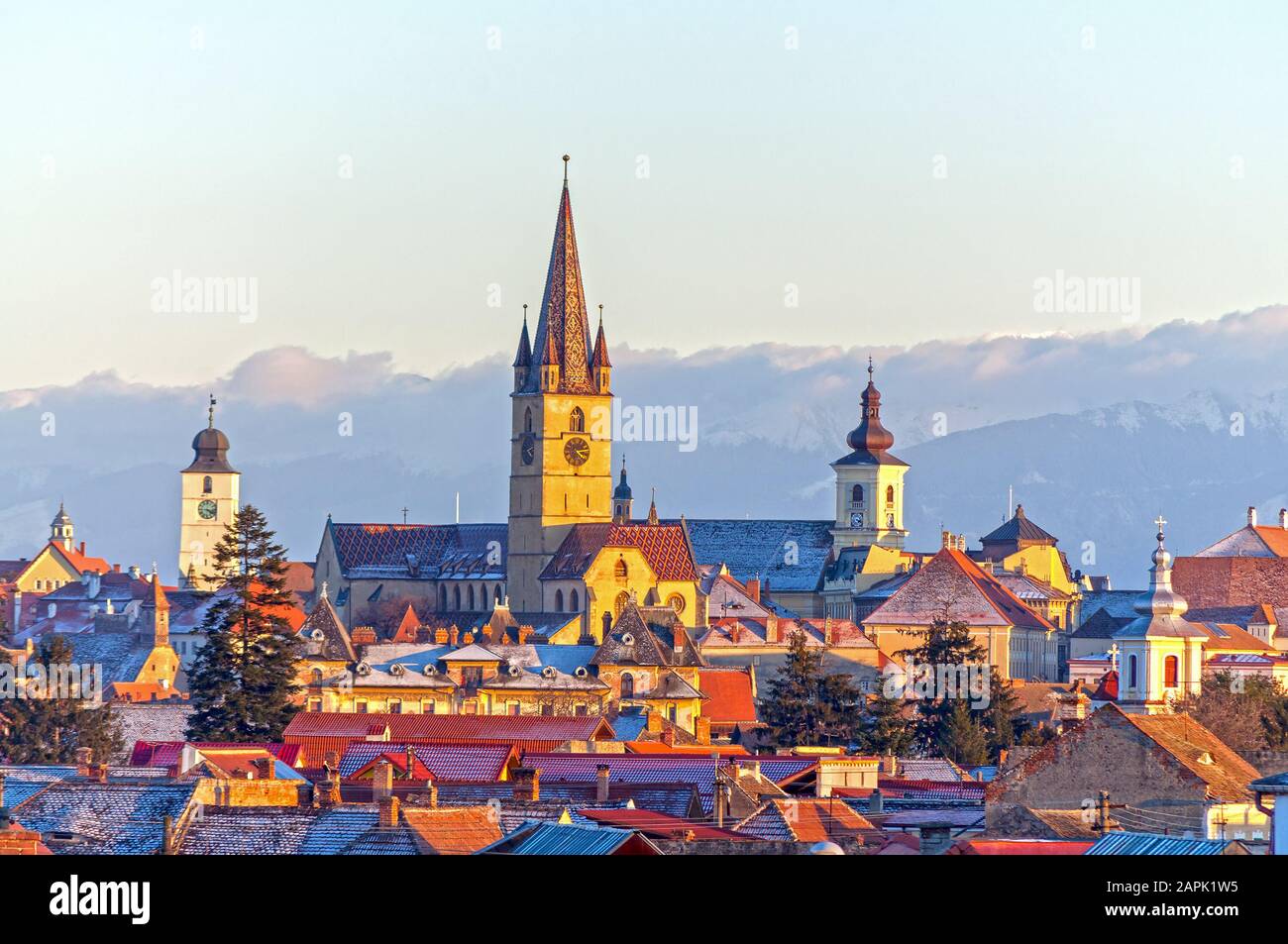 Sibiu, Siebenbürgen, Rumänien, Stadtbild im Winter mit Karpaten im Hintergrund Stockfoto