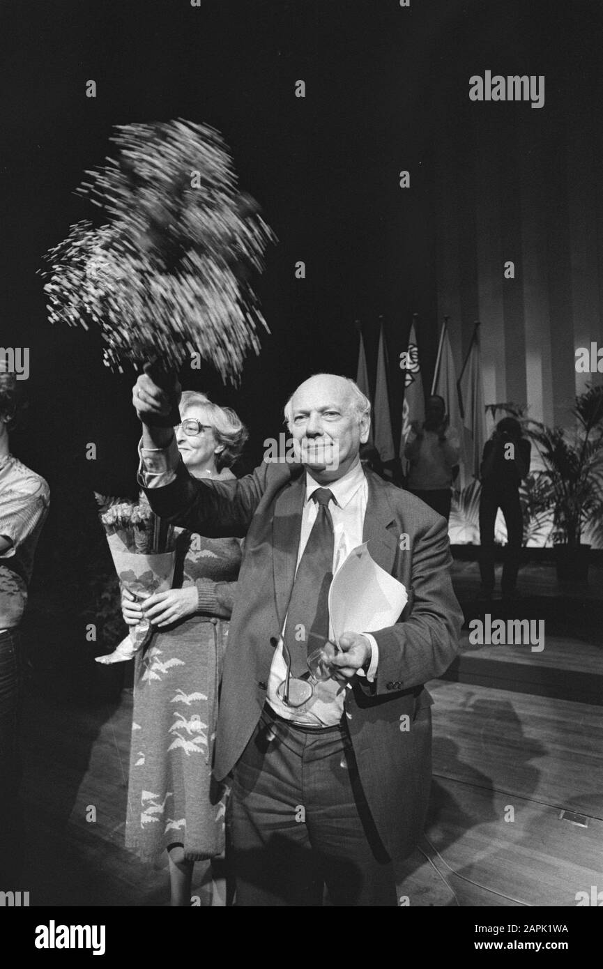 PvdA-Kongress in den Haag geschlossen Beschreibung: Den Uyl mit Frau und Blumen während der Ovation Datum: 24. oktober 1981 Ort: Den Haag, Süd-Holland Schlüsselwörter: Kongresse, Premiers persönlicher Name: Uyl, Joop den, Uyl, Liesbeth den Stockfoto