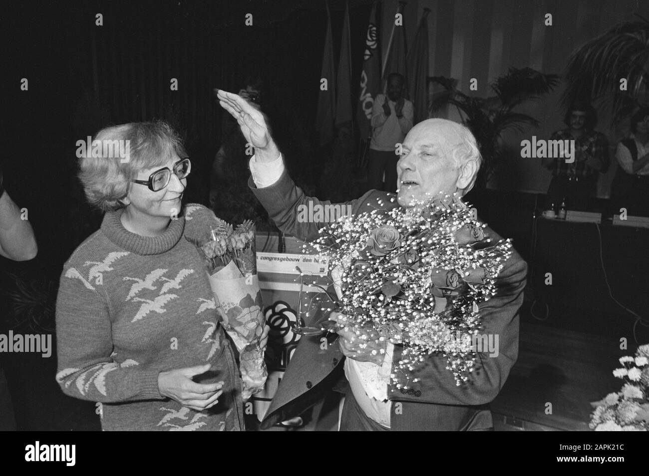 PvdA-Kongress in den Haag geschlossen Beschreibung: Den Uyl mit Frau und Blumen während der Ovation Datum: 24. oktober 1981 Ort: Den Haag, Süd-Holland Schlüsselwörter: Kongresse, Premiers persönlicher Name: Uyl, Joop den, Uyl, Liesbeth den Stockfoto