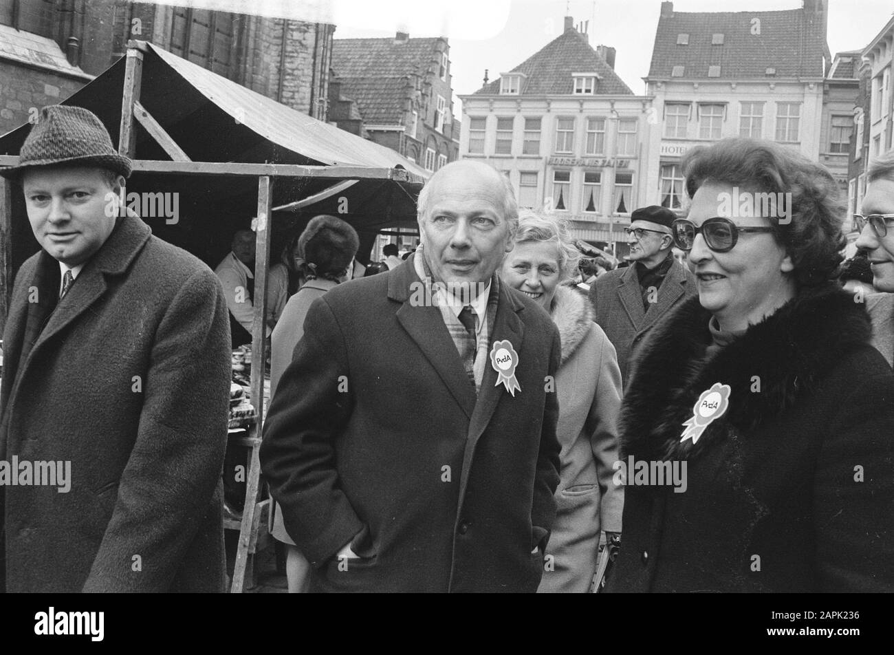 Joop den Uyl in Breda mit einem Wohnwagen auf Wahltour zur PvdA Beschreibung: Den Uyl mit seiner Frau Liesbeth den Uyl-van Vessem Datum: 26. März 1971 Ort: Breda, Noord-Brabant Schlüsselwörter: Parlamentarier, Touren, Wahlen Personenname: Uyl, Joden, Uyl-van Vessem, Liesbeth Institutionname: PdA Stockfoto