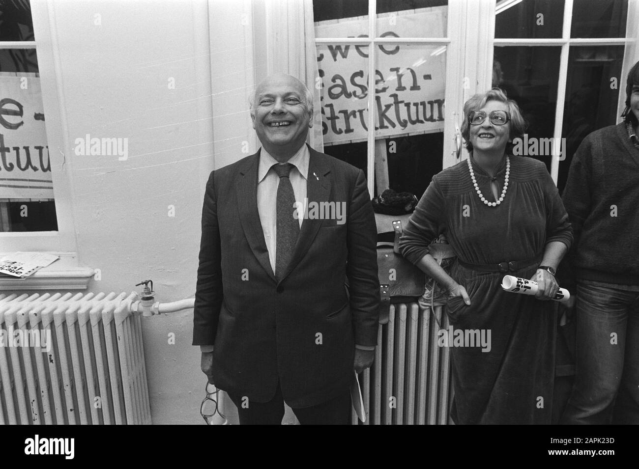 Minister den Uyl (PvdA, Vizepremierminister) eröffnet eine Ausstellung von Zeichnungen des politischen Künstlers Opland im Amsterdamer Binnengasthuis Beschreibung: Den Uyl mit seiner Frau Datum: 2. November 1981 Ort: Amsterdam, Noord-Holland Schlagwörter: Gruppenporträts, Eröffnungen, Ausstellungen persönlicher Name: Uyl, Joden, Uyl-van Vessem, Liesbeth den Institutionis: Name: Binnhuis Stockfoto
