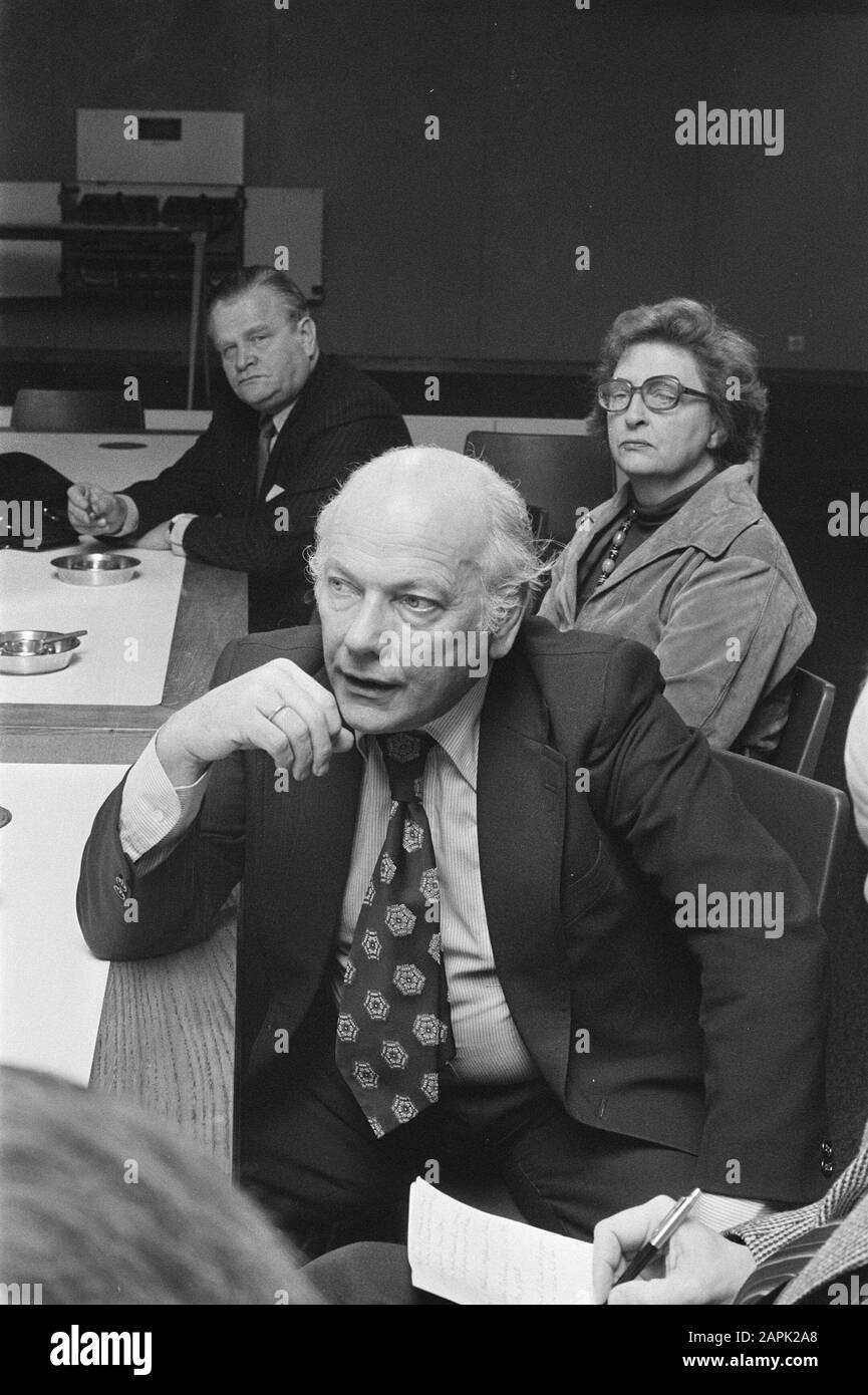 Den Uyl zurück aus Schweden, hinter ihm Van der Wiel (RVD) (links) und Liesbeth den Uyl Datum: 11. Januar 1976 Ort: Schweden Personenname: Uyl, Joop den, Uyl, Liesbeth den Stockfoto