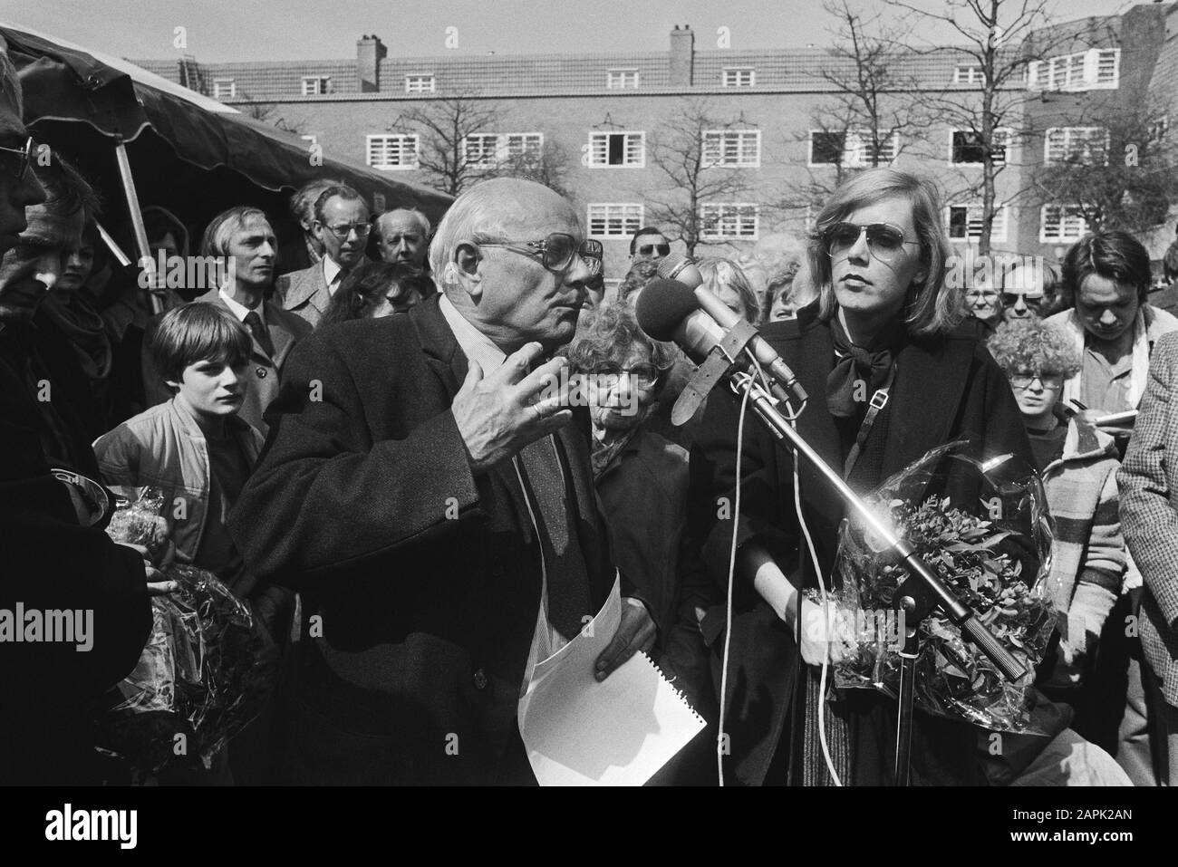 Der Umgang mit den Schlüsseln für einen Bewohner der, im Stil der Amsterdamer Schule, restaurierte P.L. Takbuurt von Joop den Uyl Beschreibung: Den Uyl während einer Rede außerhalb des Datums: 15. april 1983 Ort: Amsterdam, Noord-Holland Schlüsselwörter: Politiker, Renovierungen, Stadterneuerung, Reden, Residenzen persönlicher Name: Uyl, Joop den Stockfoto