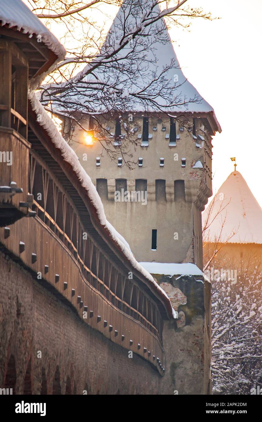 Sibiu, Stadt in Siebenbürgen, im Winter Rumänien, Stadtmauer und Turm Stockfoto