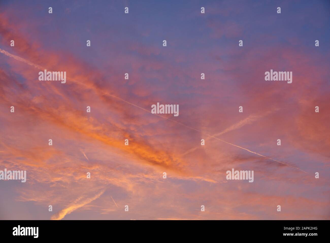 Wunderschöner Sonnenuntergang Wolken Hintergrund und blauer Himmel. Aufgenommen in Istanbul, Türkei Stockfoto