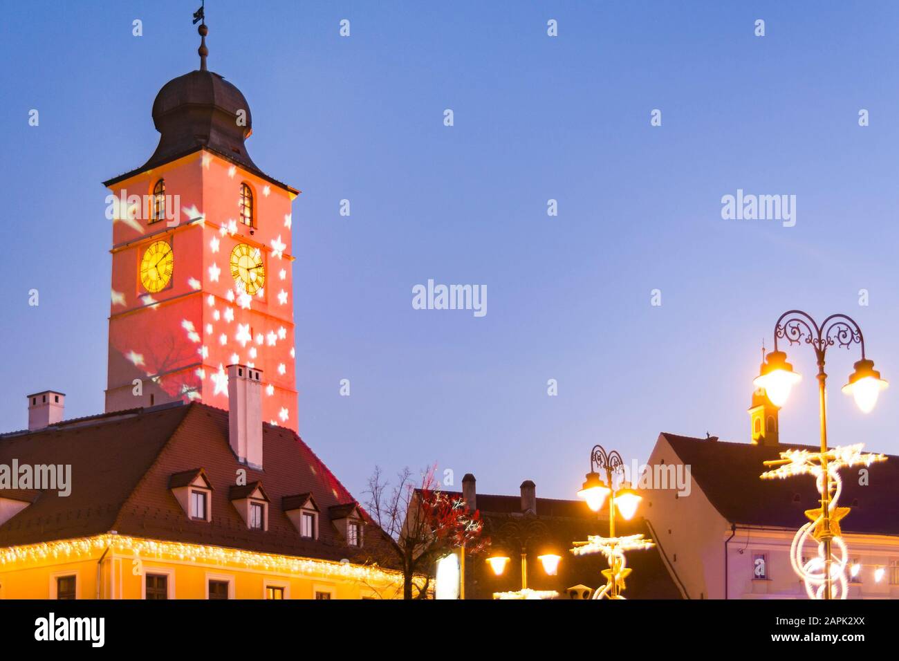 Weihnachtszeit und Dekoration leuchten auf dem Wahrzeichen Turnul Sfatului (Ratsturm) in Sibiu Siebenbürgen, Rumänien Stockfoto