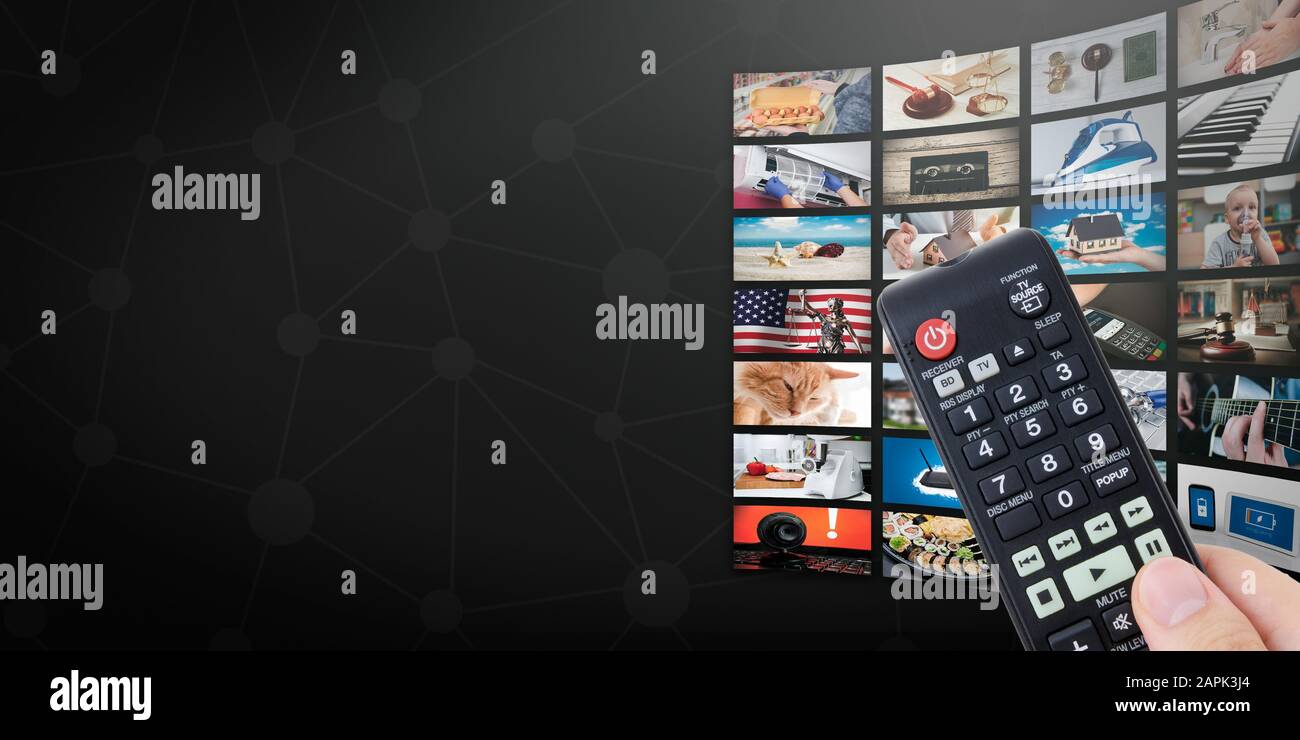 VOD-Dienst im Fernsehen. TV-Streaming-Service, Video-on-Demand, Fernbedienung in der Hand. Webbanner-Bild mit Kopierspeicherhintergrund Stockfoto
