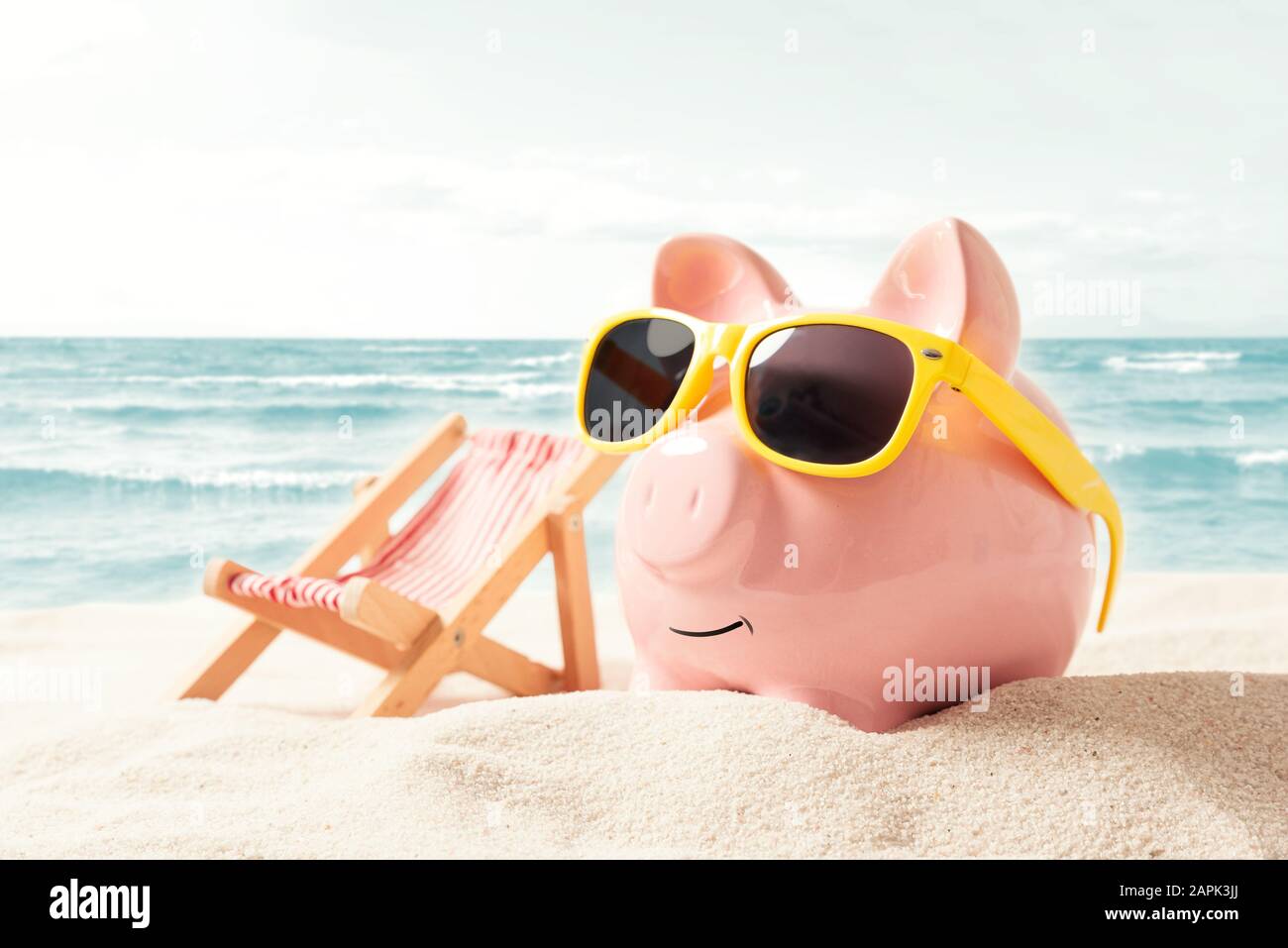 Sparschwein auf Urlaub. Geld sparen - Konzept Stockfoto