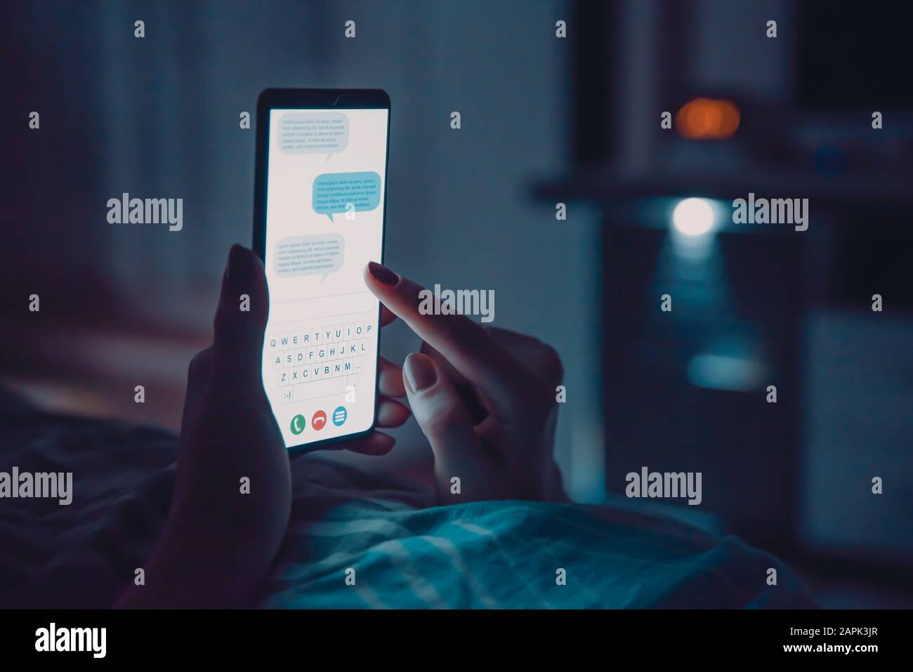 Internetsüchtige Frau. Konzept für Telefonmissbrauch. Frau lag vor dem Schlafen mit dem Smartphone im Bett. Stockfoto