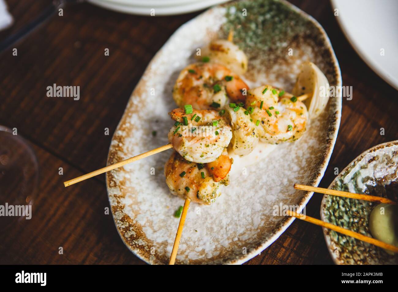 Vorspeise auf einem Holztisch des Restaurants Stockfoto