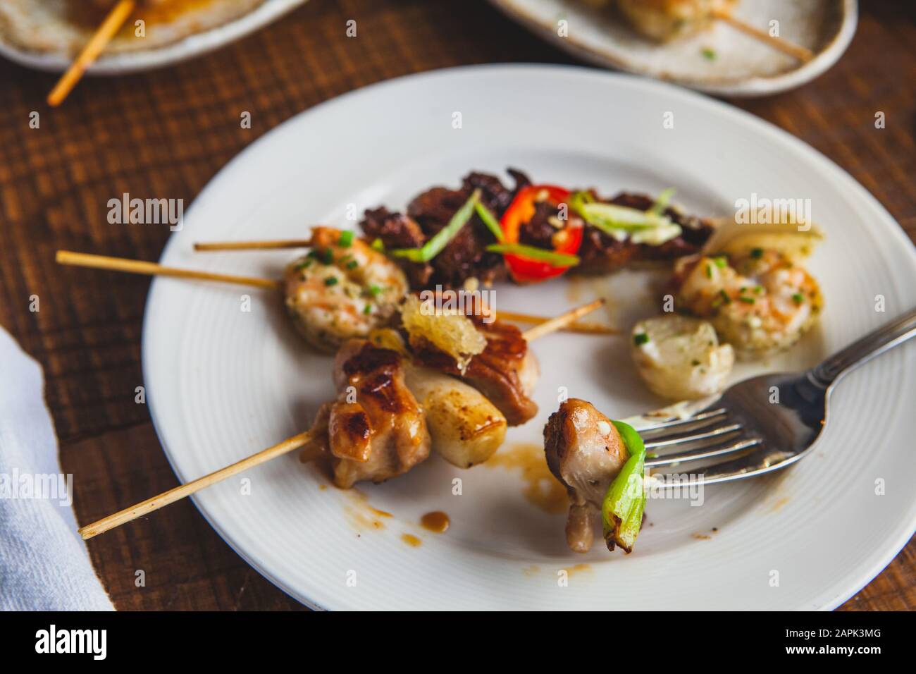 Vorspeise auf einem Holztisch des Restaurants Stockfoto