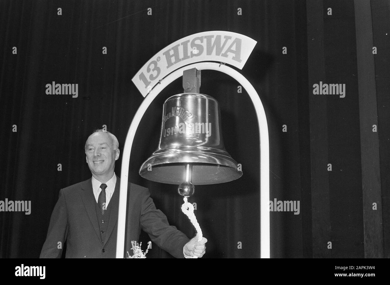 Dreizehnte Ausstellung der HISWA in RAI, eröffnet von Minister J. A. Bakker. Klingelton Datum: 15. März 1968 Schlüsselwörter: Ship Bubbles persönlicher Name: Bakker, Joop Stockfoto