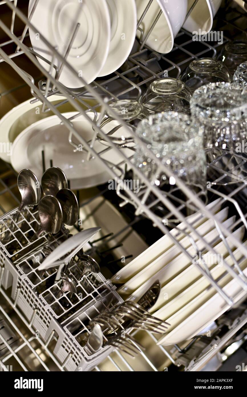 Geschirr und Besteck in einer Geschirrspülmaschine. Stockfoto