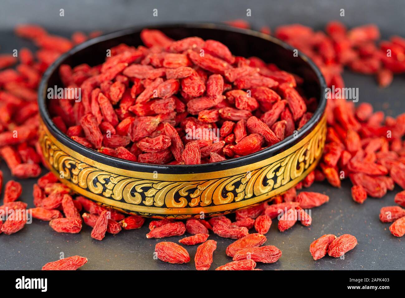 Goji-Beere im ostorientalischen Kelch im Nahaufnahme. Selektiver Fokus Stockfoto