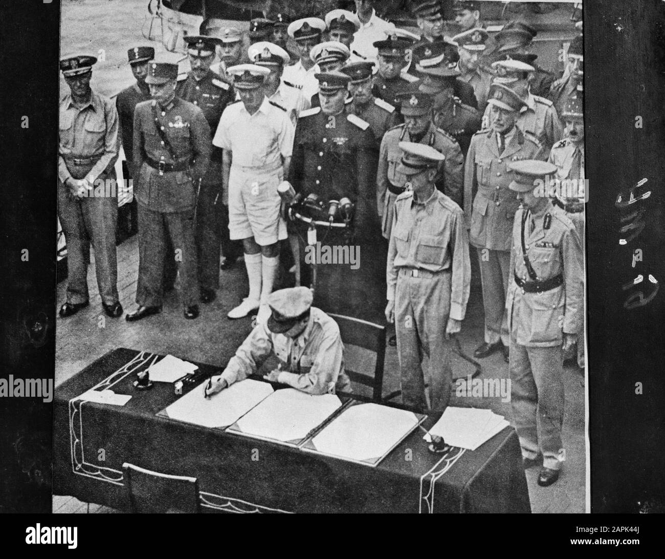 Detail der Reproduktion eines Zeitungsfotos, auf dem General Douglas MacArthur andeutet, Indonesien aus den Händen Japans zurückzubekommen. Hinter MacArthur stehen General Jonathan Wainwright (USA) und General Arthur Percival (England). Datum: 2. September 1946 Ort: Indonesien, Japan, Niederländische Ostindien Schlüsselwörter: Kapitulationen, Kriege persönlicher Name: MacArthur, Douglas Stockfoto