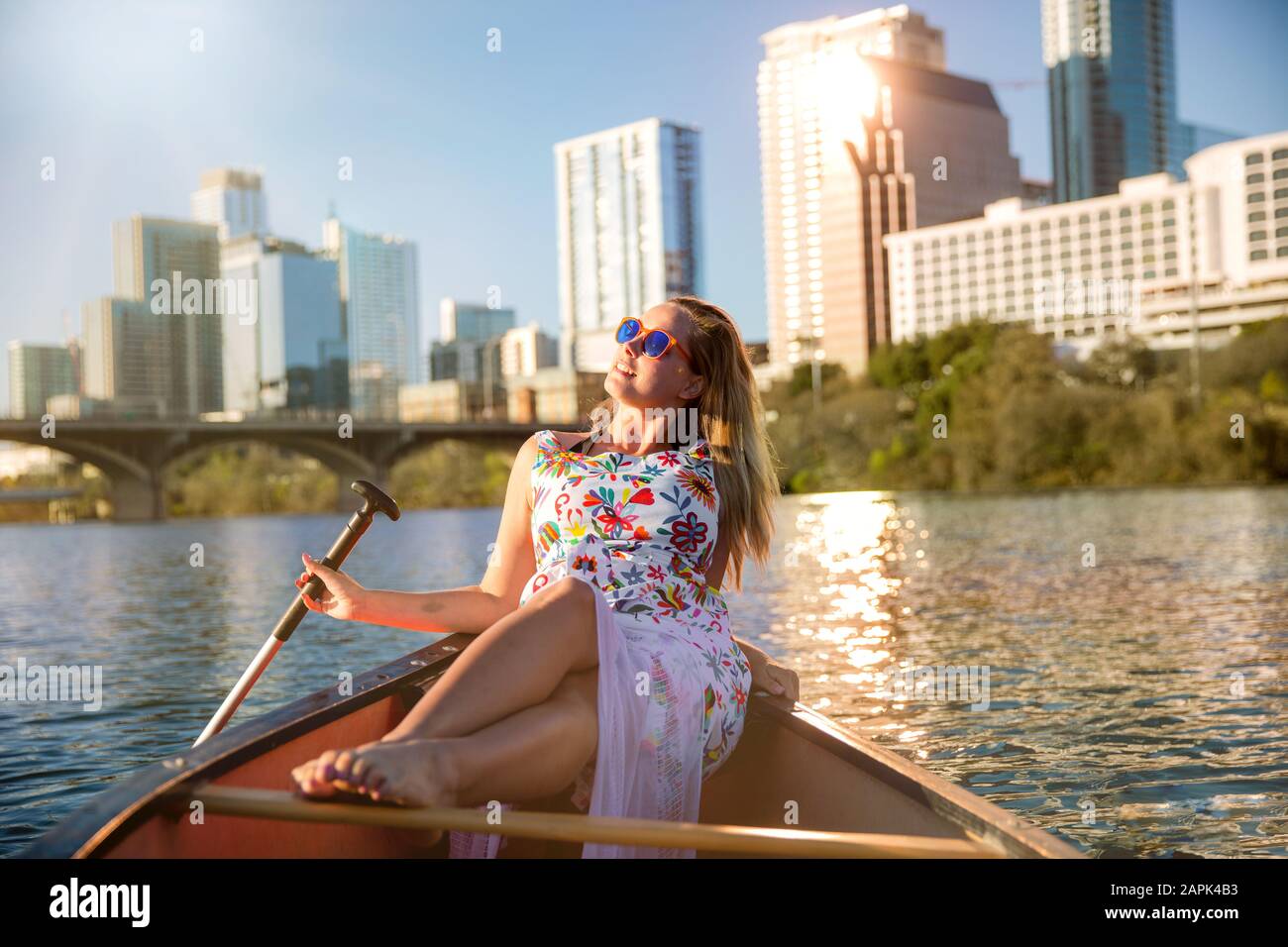 Geschäftsmodell für Reisen und Freizeit, Frau mit Kanufahrten Kajak Entspannung am Sommerspaß am Fluss in der Innenstadt von Austin Stockfoto