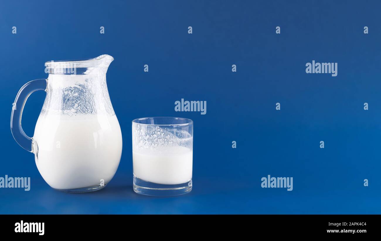 Hausgemachtes fermentiertes Getränkekefir auf einem trendigen blauen Hintergrund, Konzept von natürlichen fermentierten Lebensmitteln und Darmgesundheit Stockfoto