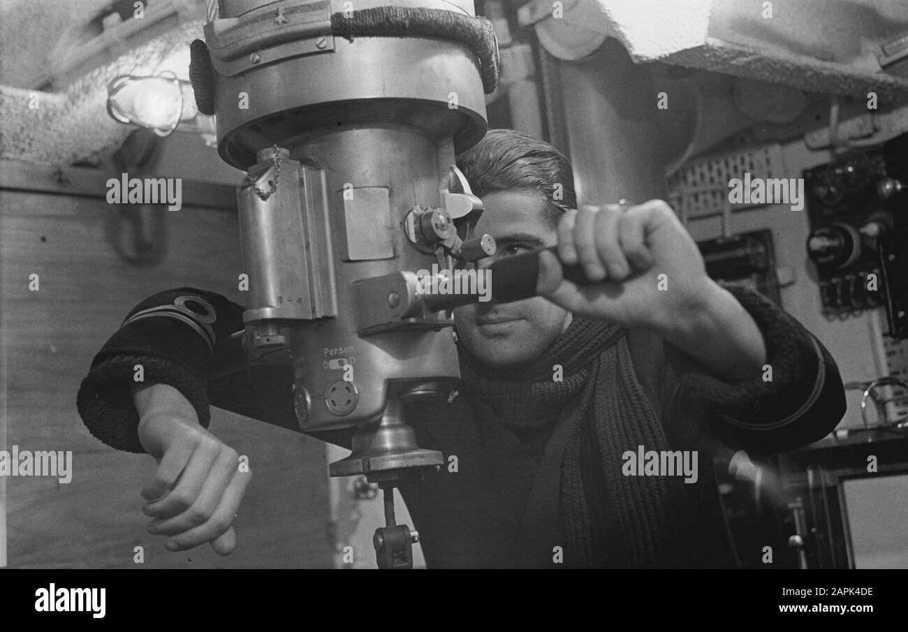 Dieses U-Boot der Royal Navy ist vor kurzem aus dem Mittelmeer zurückgekehrt, wo es mindestens 20.000 Tonnen feindliche Schiffe torpediert hat. [Betrifft Hr. Frau Dan. O21]. Ein Offizier [Oberleutnant 2. Klasse] durchschaut das Periskop] Datum: {1940-1945} Schlüsselwörter: Besatzungen, Marine, U-Boote, Name Der Einrichtung des zweiten Weltkriegs: RNN Stockfoto