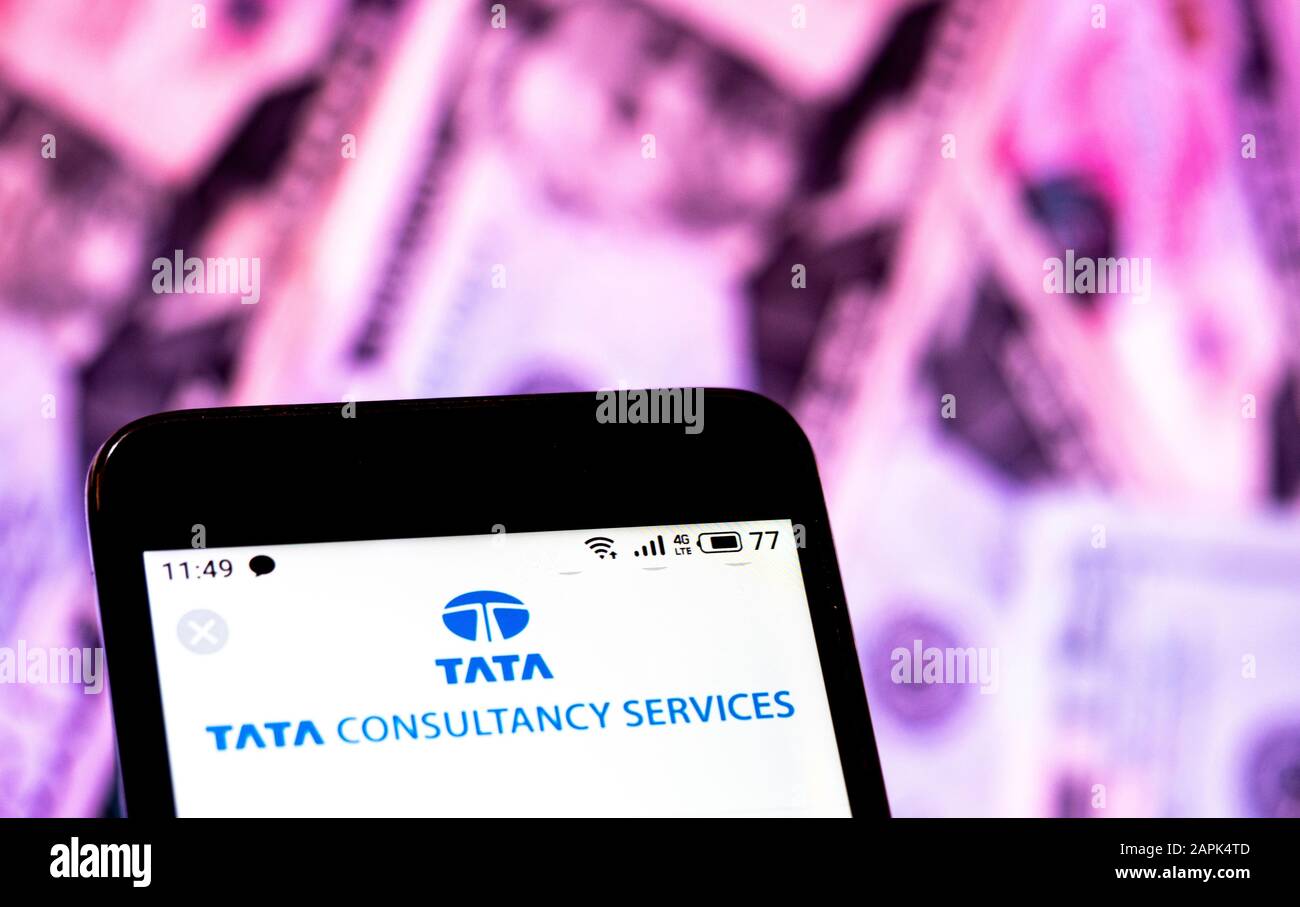In dieser Abbildung wird ein Logo von Tata Consultancy Services Limited auf einem Smartphone angezeigt. Stockfoto