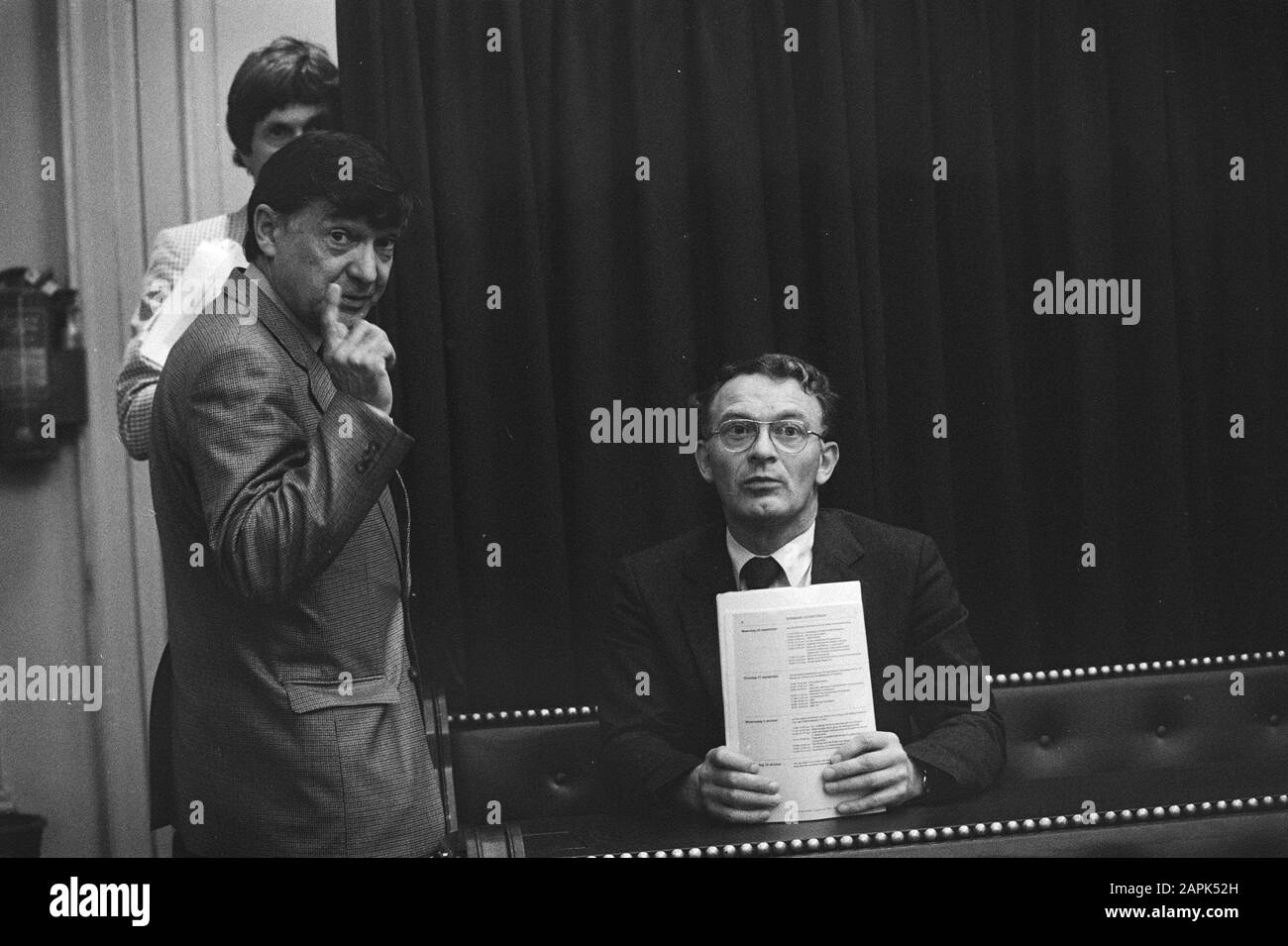 Delegationsmitglieder zur Königin Beschreibung: Herr Janmaat (Zentrumspartei) im Gespräch mit Delegationsleiter Joep de Boer (CDA) Datum: 27. september 1983 Ort: Den Haag, Zuid-Holland Schlüsselwörter: Delegierte, Parlamentarier, Rechtsextremismus Personenname: Boer, J.J.P. de, Janmaat, Hans Institutionname: CDA Stockfoto