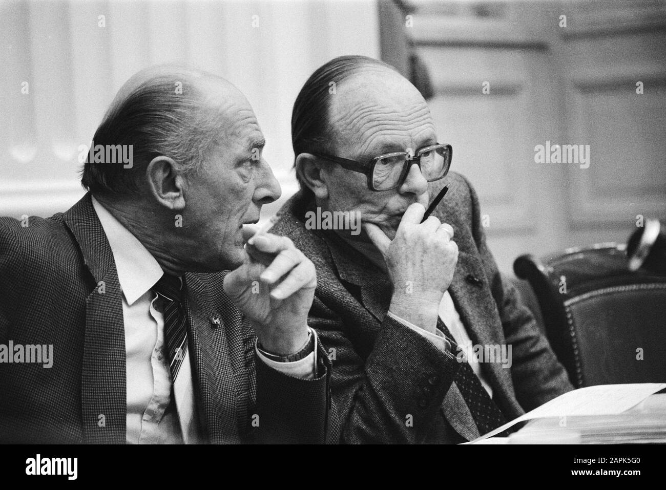 Zweite Kammer, Ausschusssitzung zur Politik des öffentlichen Dienstes Beschreibung: Herr Statema (Direktor Personalpolitik Inneres) (l) und Minister Rietkerk (Inneres) Datum: 14. November 1983 Ort: Den Haag, Zuid-Holland Schlüsselwörter: Beamte, Direktoren, Lohn- und Preispolitik, Minister, Parlamentsdebatten persönlicher Name: Rietkerk, Koos, Statema, [...] Name Der Einrichtung: Haus Stockfoto