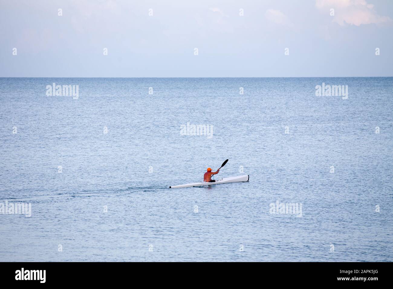 Kajaker am Golf von Mexiko für ein morgendliches Paddeln auf seinem Rennkajak Stockfoto