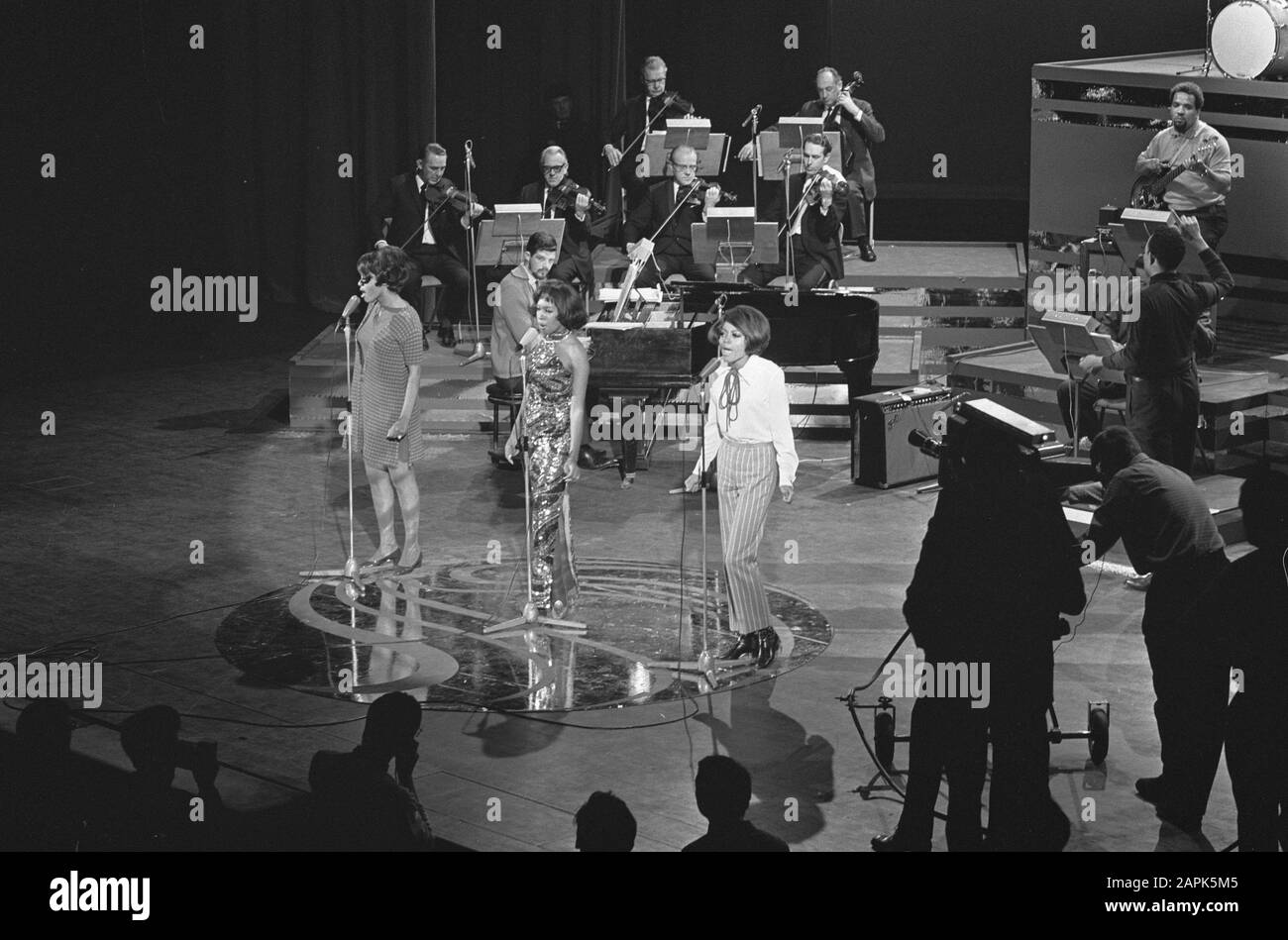 Diana Ross und Die Supremes während der Aufnahme in RAI für AVRO-TV Datum: 16. Januar 1968 persönlicher Name: Diana Ross Institution Name: Supremes, The Stockfoto